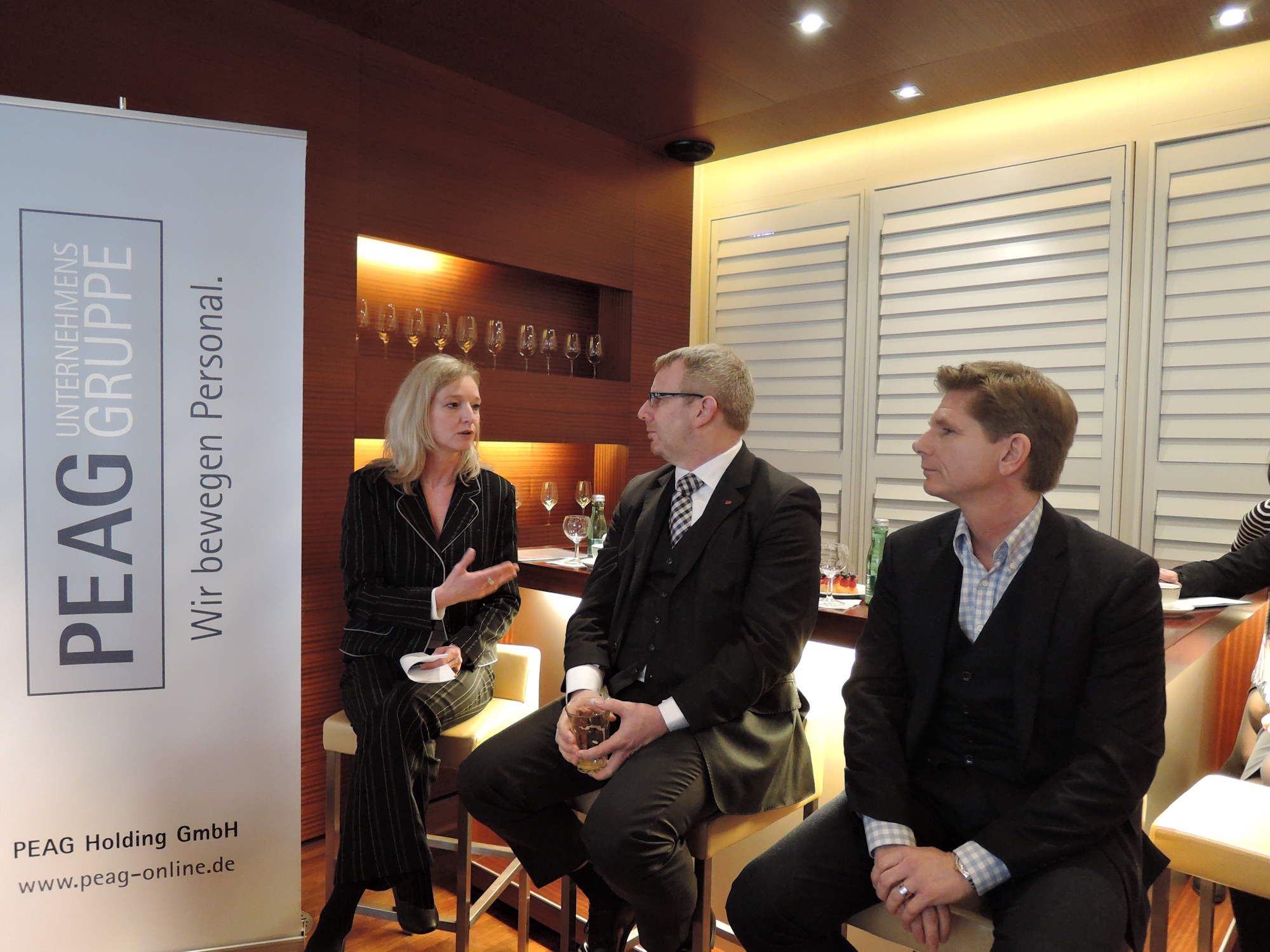 von links: Moderatorin Ute Welty, Johannes Kahrs, MdB, haushaltspolitischer Sprecher der SPD-Bundestagsfraktion, und Dr. Heiner Garg, MdL, Landesvorsitzender der FDP Schleswig-Holstein und stellvertretender schleswig-holsteinischer Ministerpräsident a.D. 