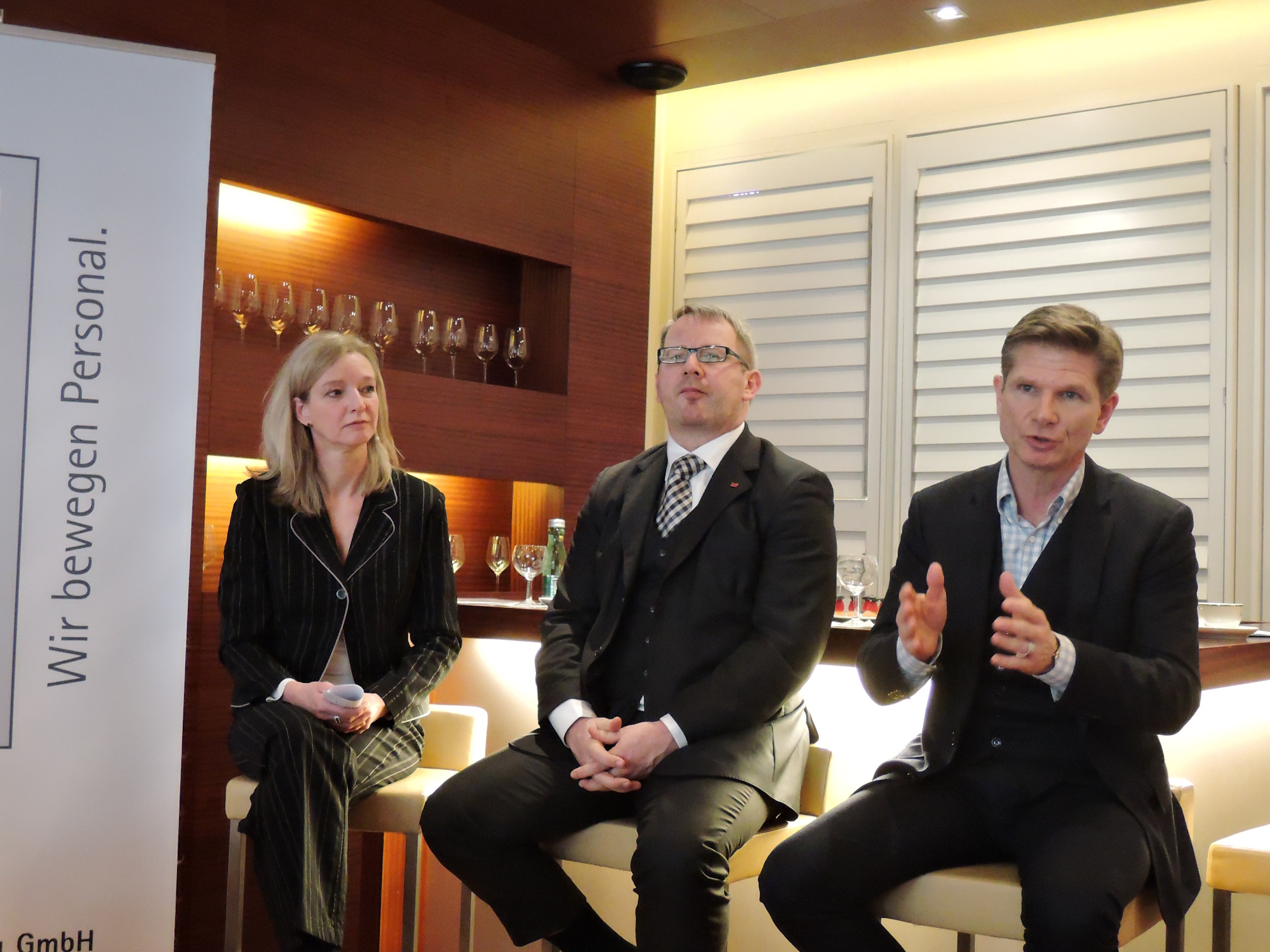 von links: Moderatorin Ute Welty, Johannes Kahrs, MdB, haushaltspolitischer Sprecher der SPD-Bundestagsfraktion, und Dr. Heiner Garg, MdL, Landesvorsitzender der FDP Schleswig-Holstein und stellvertretender schleswig-holsteinischer Ministerpräsident a.D. 