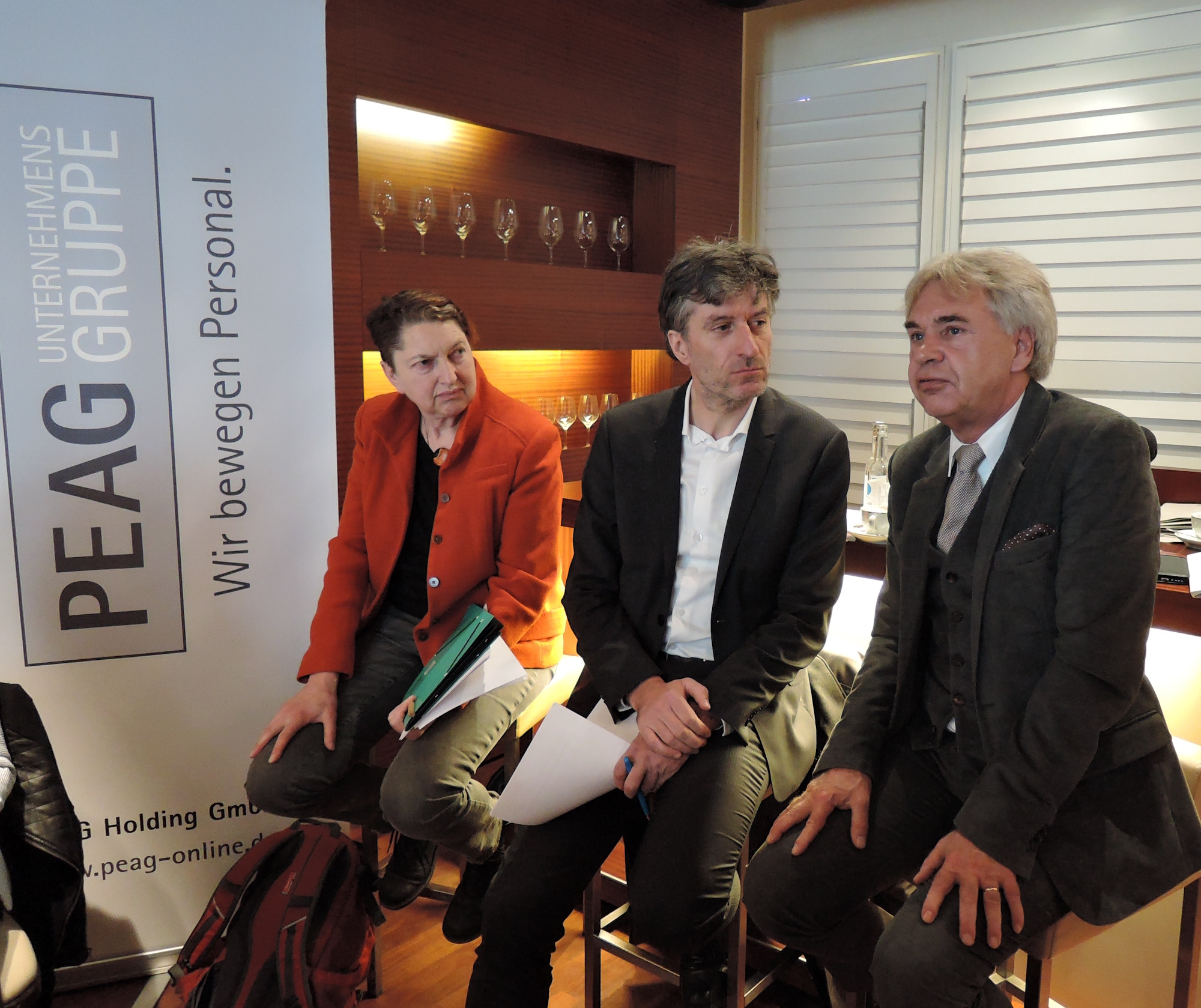 von links: Annelie Buntenbach, Mitglied des Bundesvorstandes, Deutscher Gewerkschaftsbund (DGB), Moderator Gerhard Schröder und Werner Stolz, Hauptgeschäftsführer, Interessenverband Deutscher Zeitarbeitsunternehmen e.V. (iGZ)