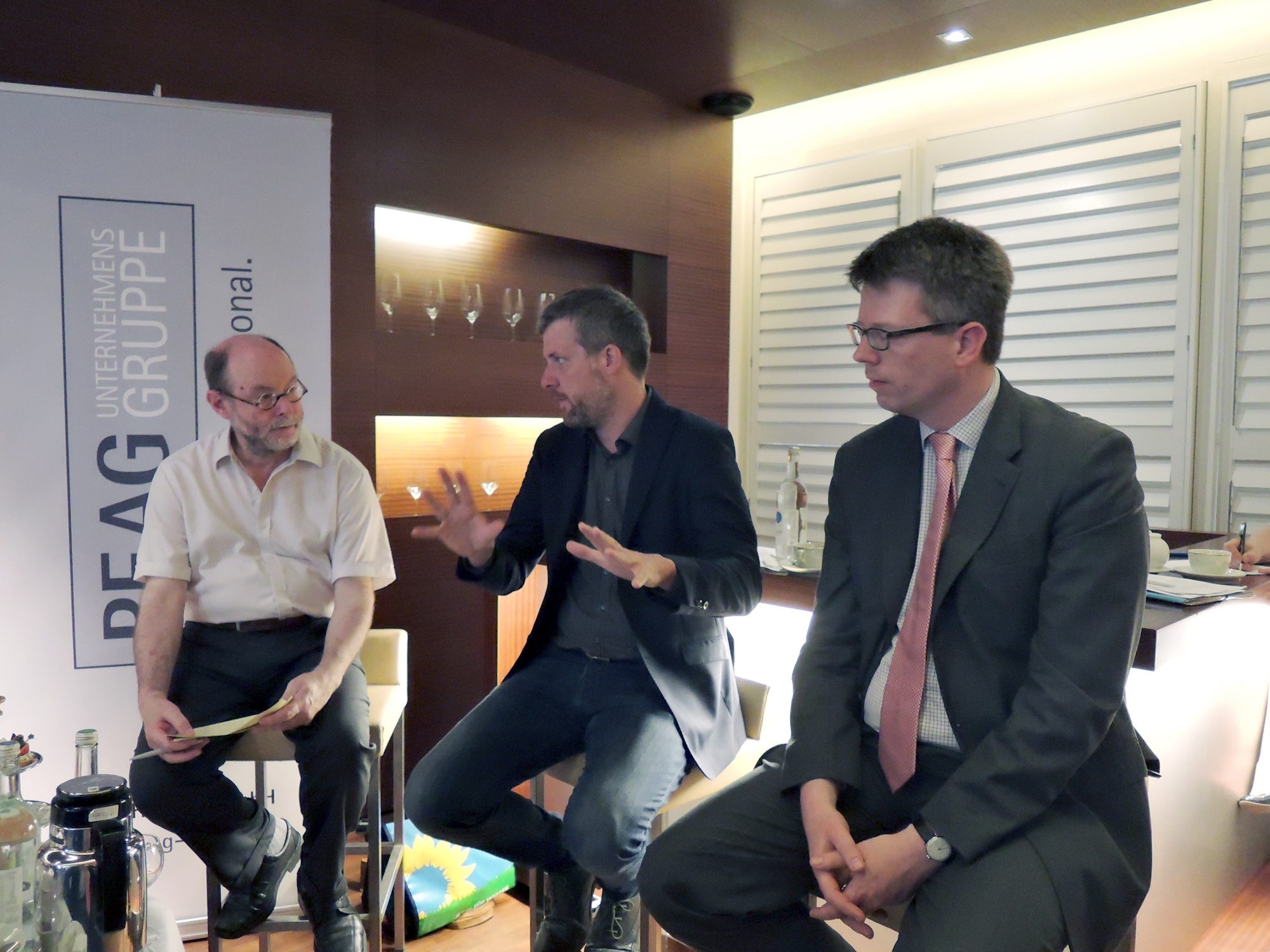 von links: Moderator Thomas Kröter, Dieter Janecek, MdB, Wirtschaftspolitischer Sprecher der Bundestagsfraktion Bündnis90/Die Grünen, und Dr. Hubertus Bardt, Geschäftsführer und Leiter Wissenschaft, Institut der deutschen Wirtschaft Köln