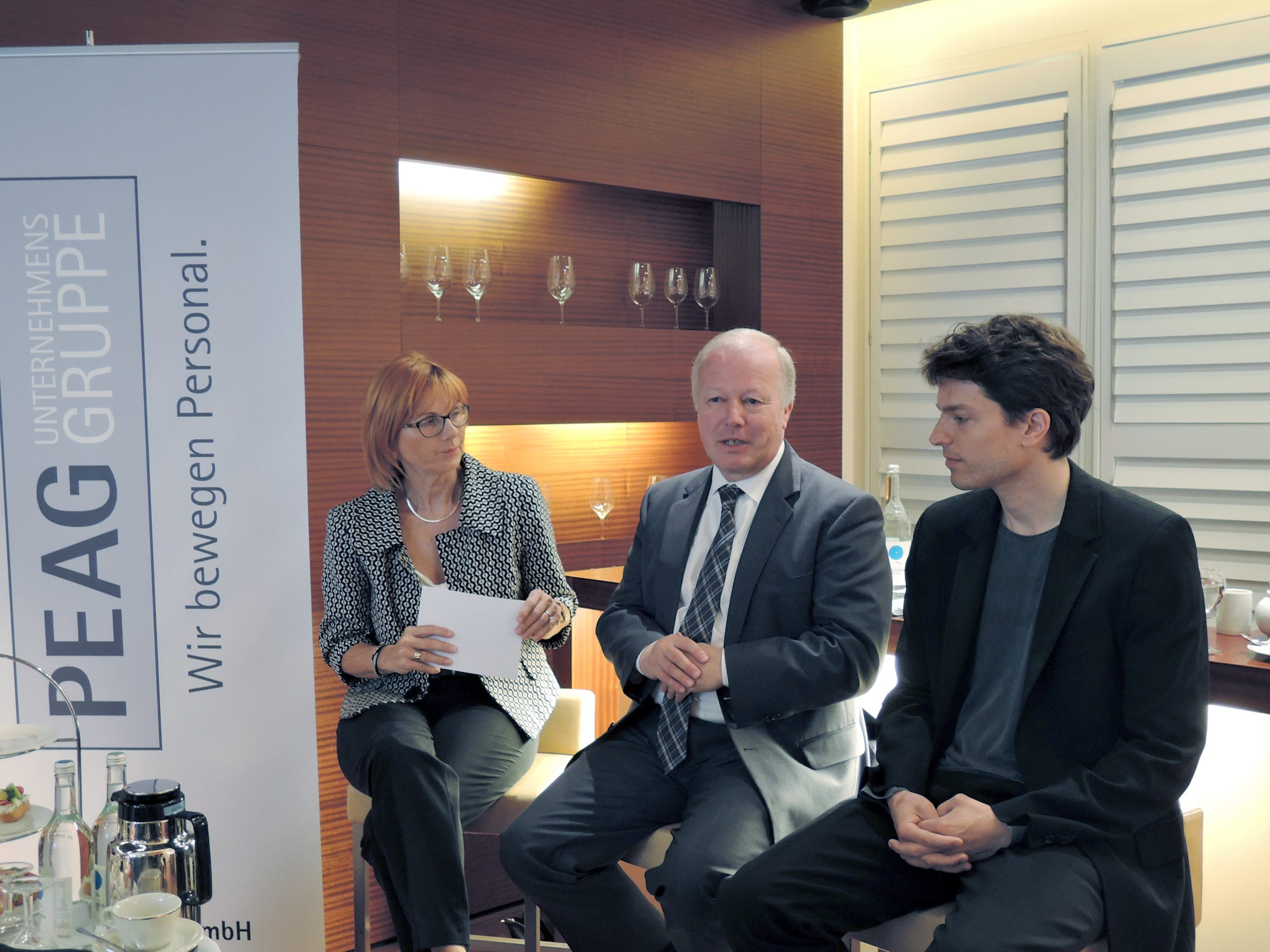 von links: Moderatorin Martina Fietz, Peter Weiß, MdB, Vorsitzender der Arbeitnehmergruppe der CDU/CSU-Bundesfraktion, und Prof. Dr. Enzo Weber, Forschungsbereichsleiter „Prognose und Strukturanalyse‘‘ am Institut für Arbeitsmarkt- und Berufsforschung