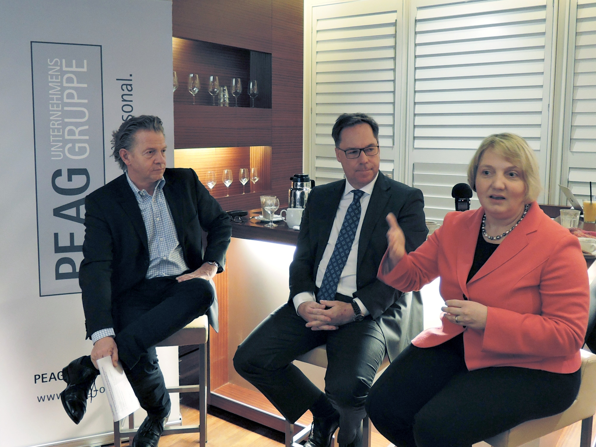 von links: Moderator Daniel Goffart, Holger Lösch, Mitglied der Hauptgeschäftsführung beim Bundesverband der Deutschen Industrie e.V. (BDI), und Katja Mast, MdB, arbeitsmarktpolitische Sprecherin der SPD-Bundestagsfraktion