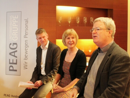 von links: Moderator Frank Specht, Brigitte Pothmer, MdB, arbeitsmarktpolitische Sprecherin Bündnis 90/Die Grünen, und Peter Clever, Mitglied der BDA-Hauptgeschäftsführung und Vorsitzender des Verwaltungsrates der BA