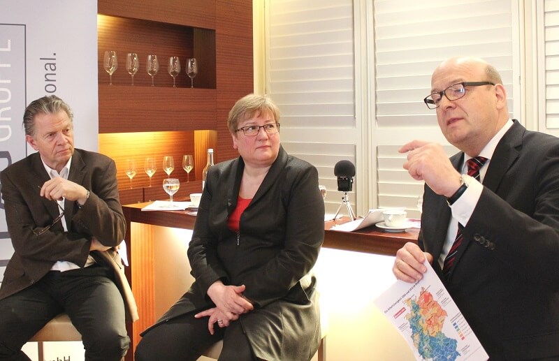 von links: Moderator Daniel Goffart, Iris Gleicke, Parlamentarische Staatssekretärin im Bundesministerium für Wirtschaft und Energie, und Dr. Hans-Peter Klös, Geschäftsführer im Institut der deutschen Wirtschaft Köln