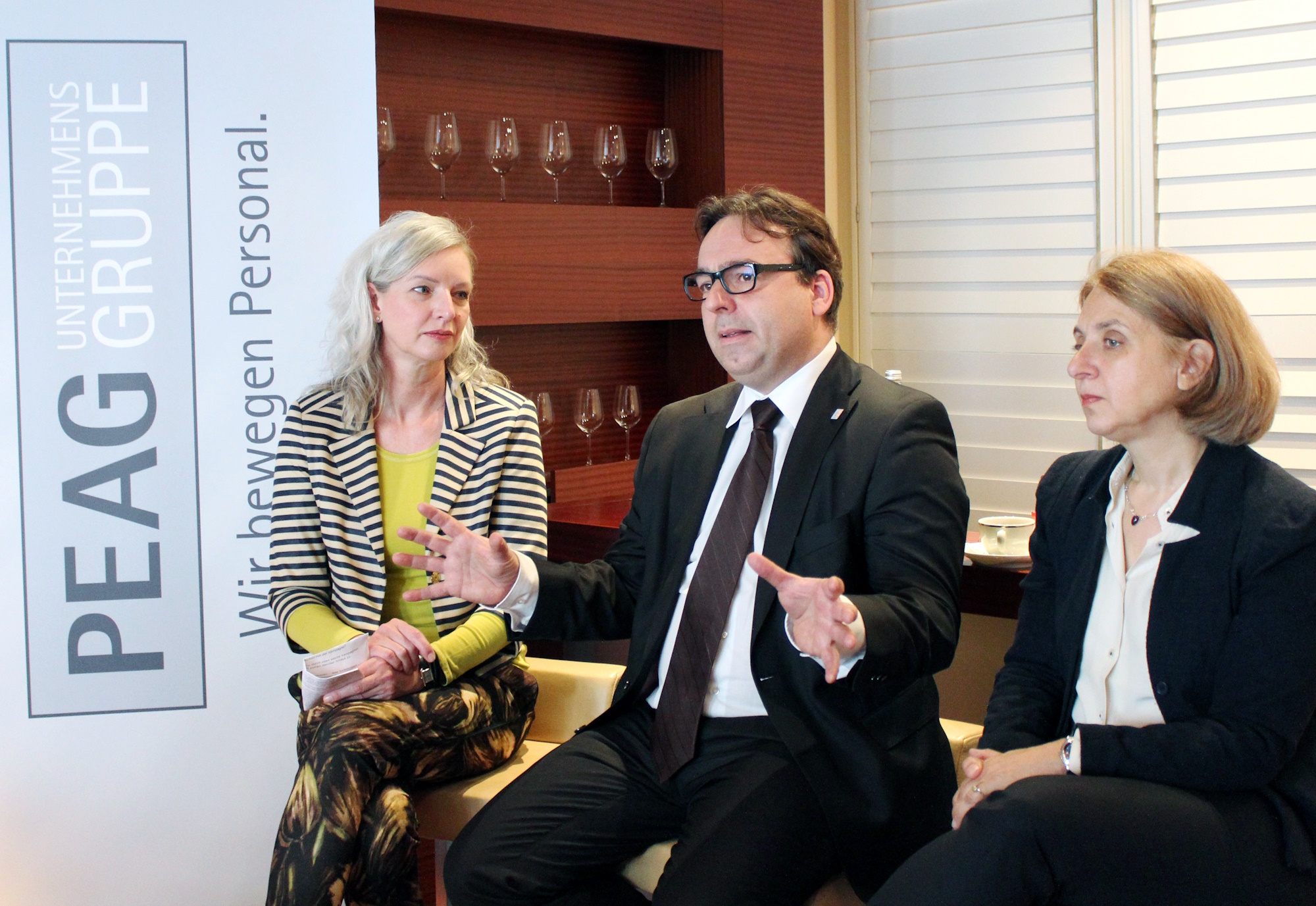 von links: Moderatorin Ute Welty, stellvertretender VDMA-Hauptgeschäftsführer Hartmut Rauen, und Prof. Anke Hassel, wissenschaftliche Direktorin beim Wirtschafts- und Sozialwissenschaftlichen Institut der Hans-Böckler-Stiftung