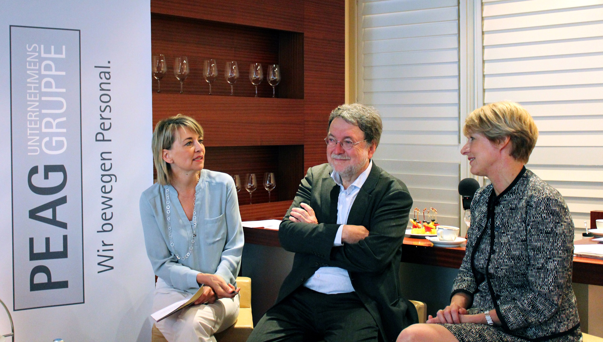 von links: Moderatorin Anke Plättner, Prof. Dr. Dr. h.c. Joachim Möller, Direktor des Instituts für Arbeitsmarkt– und Berufsforschung (IAB), und Claudia Große-Leege, Geschäftsführerin Verband deutscher Unternehmerinnen