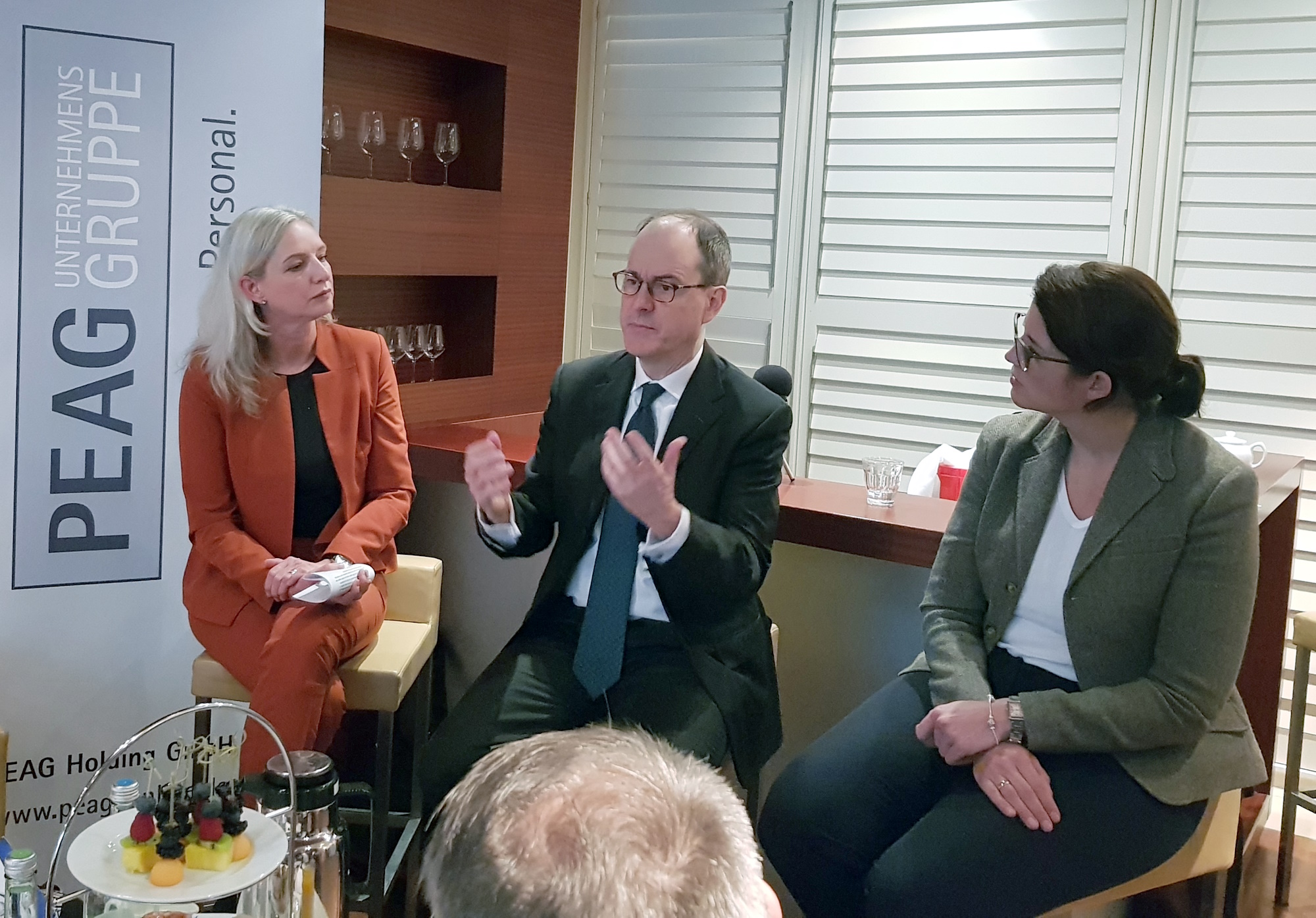 von links: Moderatorin Ute Welty, Sir Sebastian Wood, Botschafter des Vereinigten Königreichs in Deutschland, und Christina Ramb, Abteilungsleiterin Arbeitsmarkt bei der Bundesvereinigung der Deutschen Arbeitgeberverbände (BDA) 