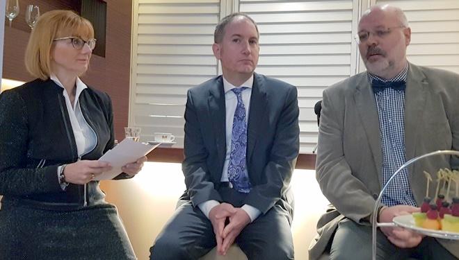 von links: Moderatorin Martina Fietz, Prof. Axel Plünnecke, Leiter des Kompetenzfelds Bildung, Zuwanderung und Innovation beim Institut der deutschen Wirtschaft Köln, und Engelhard Mazanke, Leiter Ausländerbehörde Berlin