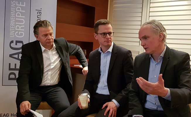 von links: Moderator Daniel Gaffort, Dr. Carsten Linnemann, MdB der CDU/CSU-Bundestagsfraktion, und Dr. Dierk Hirschel, Gewerkschaftssekretär von ver.di