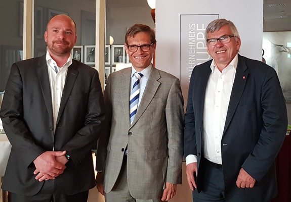 von links: Sven Kramer, Geschäftsführer der PEAG Holding GmbH, Dr. Kurt-Christian Scheel, Geschäftsführer des Verbandes der Automobilindustrie (VDA), und Jörg Hofmann, Erster Vorsitzender der IG Metall