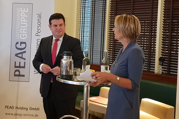 Hubertus Heil, Bundesminister für Arbeit und Soziales, mit Moderatorin Anke Plättner