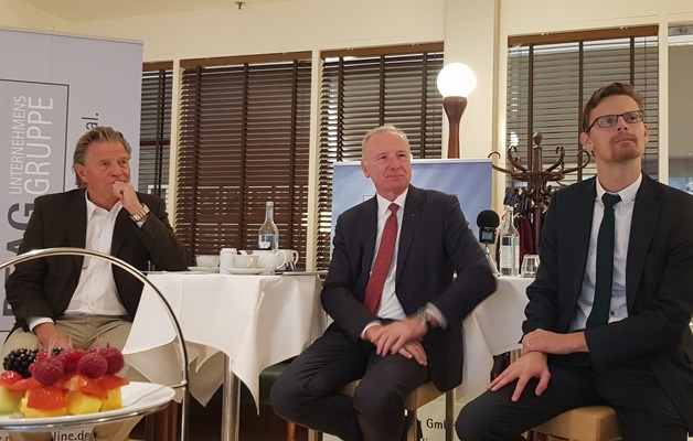 von links: Moderator Daniel Goffart, Bernd Westphal, MdB, SPD, Wirtschaftspolitischer Sprecher, und Dr. Ilja Nothnagel, Leiter Bereich Internationale Wirtschaftspolitik und Außenwirtschaftsrecht beim DIHK
