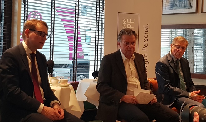 von links: Oliver Zander, Hauptgeschäftsführer des Arbeitgeberverbandes Gesamtmetall, Moderator Daniel Goffart und Dr. Wolfgang Clement, Bundesminister für Wirtschaft und Arbeit a.D. und Vorsitzender des Kuratoriums Initiative Neue Soziale Marktwirtschaft (INSM)