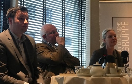 von links: Thomas Köster, Koordinator Arbeitsmarkt- und Sozialpolitik bei der Konrad-Adenauer-Stiftung und Mitglied in der Jungen Rentenkommission der Jungen Unternehmer, Michael Löher, Vorstand, Deutscher Verein für öffentliche und private Vorsorge e.V., und Moderatorin Ute Welty