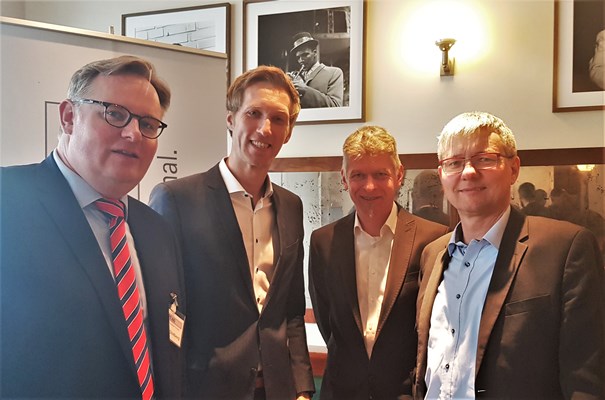 von links: Christian Stollberg, Geschäftsführer der PEAG HR GmbH, Daniel Terzenbach, Bundesagentur für Arbeit, Vorstand der Regionen, Moderator Frank Specht und Dr. Achim Dercks, stellvertretender Hauptgeschäftsführer, Deutscher Industrie- und Handelskammertag e.V. (DIHK)