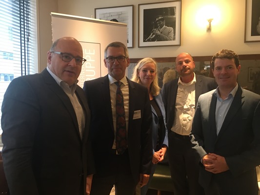 von links: Steffen Kampeter, Hauptgeschäftsführer der Bundesvereinigung der Deutschen Arbeitgeberverbände (BDA), Gerd Galonska, Sprecher der Geschäftsführung der PEAG Holding GmbH, Moderatorin Ute Welty, PEAG-Geschäftsführer Sven Kramer und Björn Böhning, Staatssekretär im Bundesministerium für Arbeit und Soziales (BMAS)