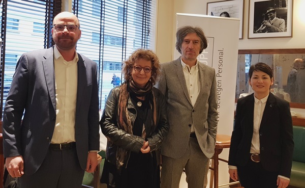 von lins: Sven Kramer, Geschäftsführer der PEAG Holding GmbH, Beate Müller-Gemmeke, MdB, Sprecherin für ArbeitnehmerInnenrechte und aktive Arbeitsmarktpolitik der Bundestagsfraktion von Bündnis 90/Die Grünen, Moderator Gerhard Schröder und Jasmin Arbabian-Vogel, Präsidentin des Verbandes deutscher Unternehmerinnen (VdU)