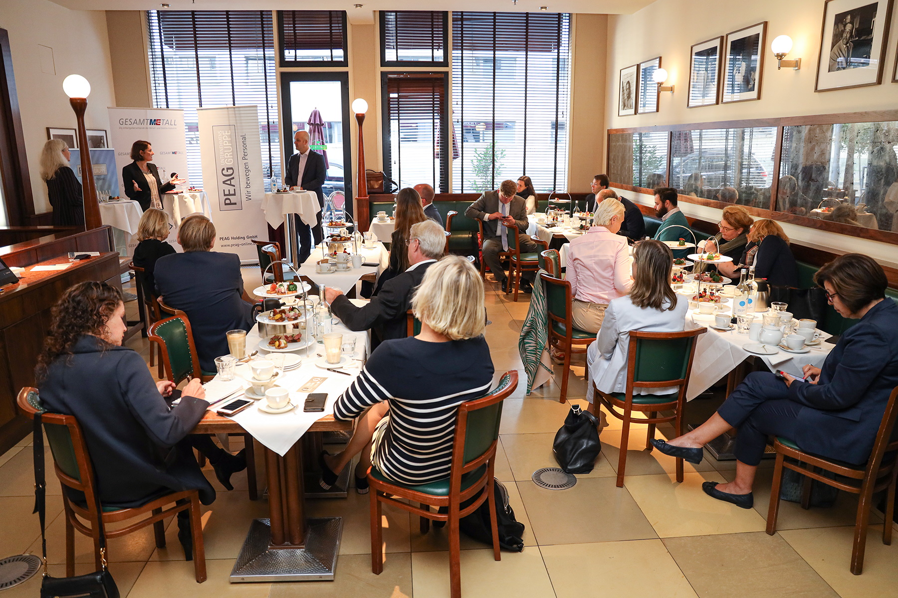 von links: Moderatorin Ute Welty, Leonie Gebers, Staatssekretärin aus dem Bundesministerium für Arbeit und Soziales, und Professor Marcel Fratzscher, Präsidenten des Deutschen Instituts für Wirtschaftsforschung
