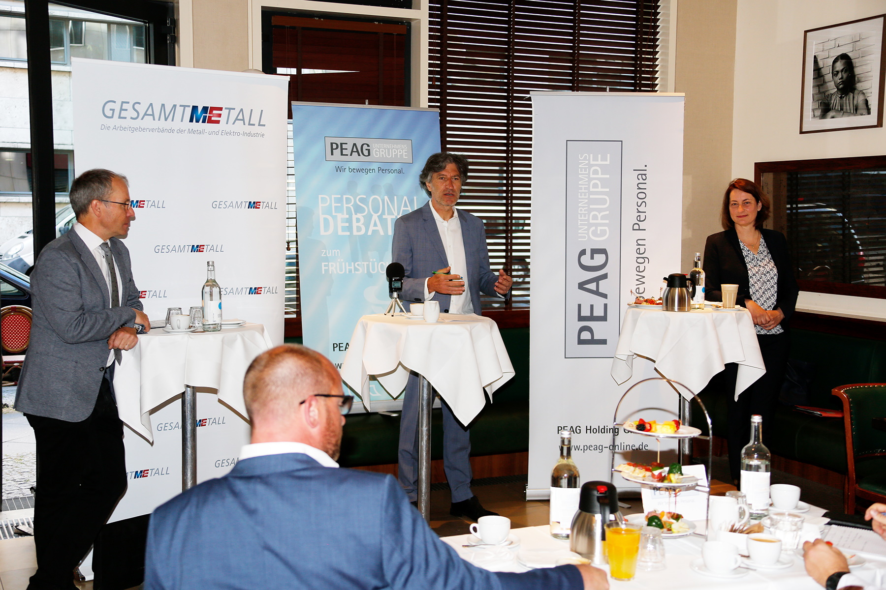 von links: Professor Bernd Fitzenberger, Direktor des Instituts für Arbeitsmarkt- und Berufsforschung, Moderator Gerhard Schröder, und Leonie Gebers, Staatssekretärin aus dem Bundesministerium für Arbeit und Soziales