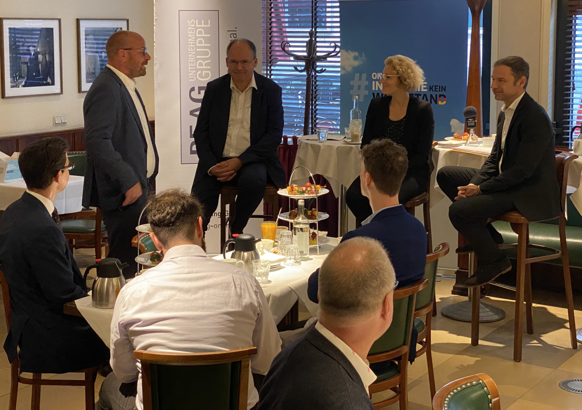 von links: Sven Kramer, Geschäftsführer der PEAG Holding GmbH, Stefan Körzell, Mitglied des Geschäftsführenden Bundesvorstands des Deutschen Gewerkschaftsbundes, Moderatorin Tina Groll, und Thorsten Alsleben, Hauptgeschäftsführer der Mittelstands- und Wirtschaftsunion 