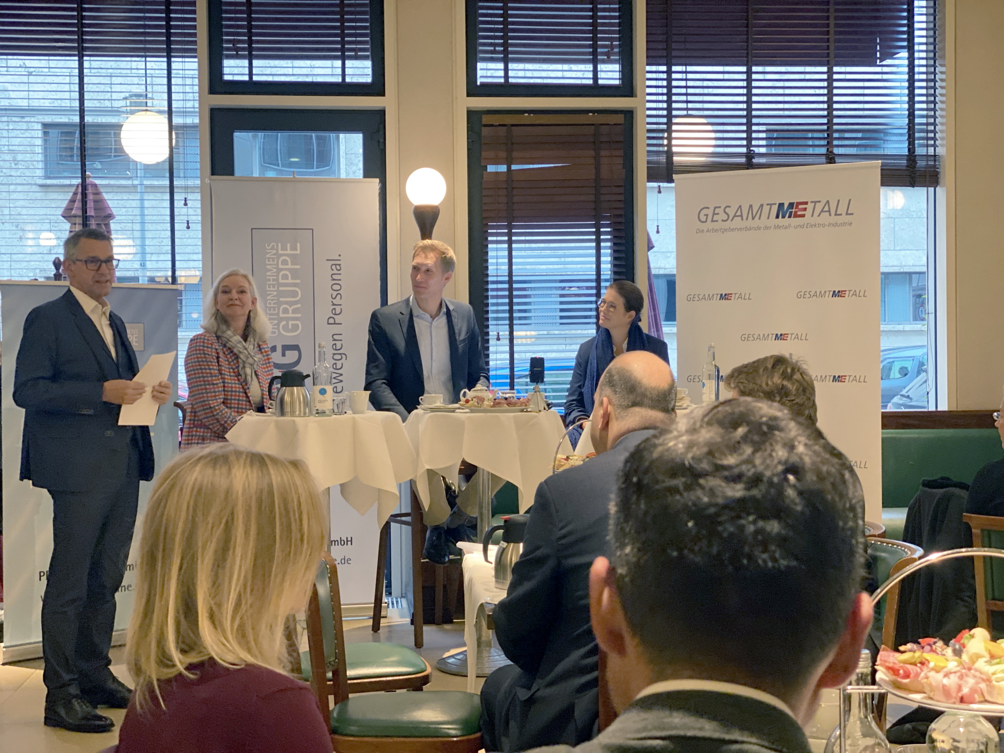 von links: Gerd Galonska, Sprecher der Geschäftsführung der PEAG Holding GmbH, Moderatorin Ute Welty, Daniel Terzenbach, Vorstand Regionen der Bundesagentur für Arbeit, und Christina Ramb, Mitglied der Hauptgeschäftsführung der Bundesvereinigung der Deutschen Arbeitgeberverbände (BDA)