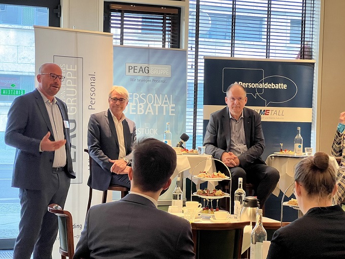 von links: Sven Kramer, Geschäftsführer der PEAG Holding GmbH, Carl-Julius Cronenberg, FDP-Bundestagsfraktion und Mitglied im Ausschuss für Arbeit und Soziales, Stefan Körzell, Mitglied im geschäftsführenden Bundesvorstand des Deutschen Gewerkschaftsbundes