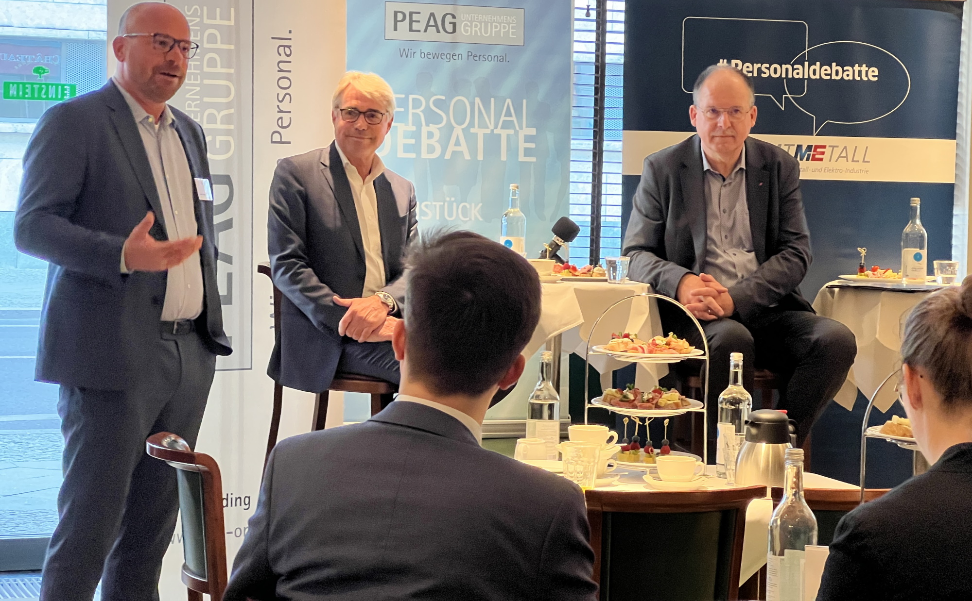 von links: Sven Kramer, Geschäftsführer der PEAG Holding GmbH, Carl-Julius Cronenberg, FDP-Bundestagsfraktion und Mitglied im Ausschuss für Arbeit und Soziales, und Stefan Körzell, Mitglied im geschäftsführenden Bundesvorstand des Deutschen Gewerkschaftsbundes