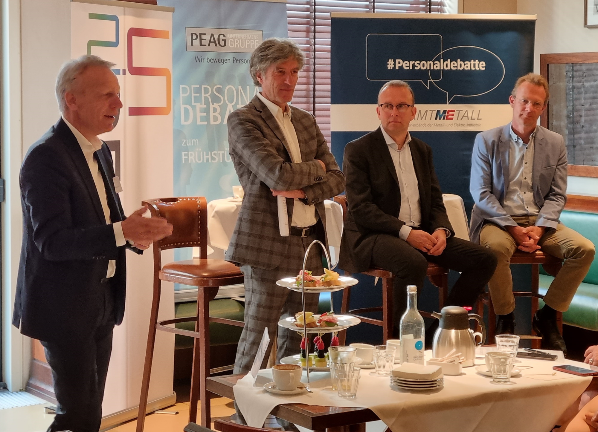 von links: Andreas Schmincke, Geschäftsführer der PEAG Holding GmbH, Moderator Gerhard Schröder, Carsten Rogge-Strang vom Arbeitgeberverband des privaten Bankgewerbes, und Maik Außendorf, MdB, Bündnis90/Grüne