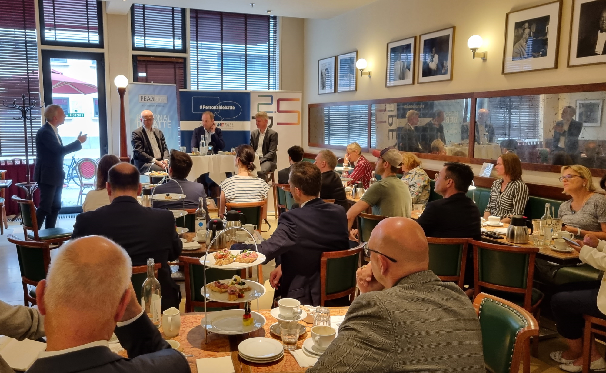 von links: Andreas Schmincke, Geschäftsführer der PEAG Holding GmbH, Andreas Kuhlmann, Vorsitzender der Geschäftsführung der Deutschen Energieagentur (dena), Thomas Heilmann, Mitglied der CDU-Bundestagsfraktion, und Moderator Frank Specht