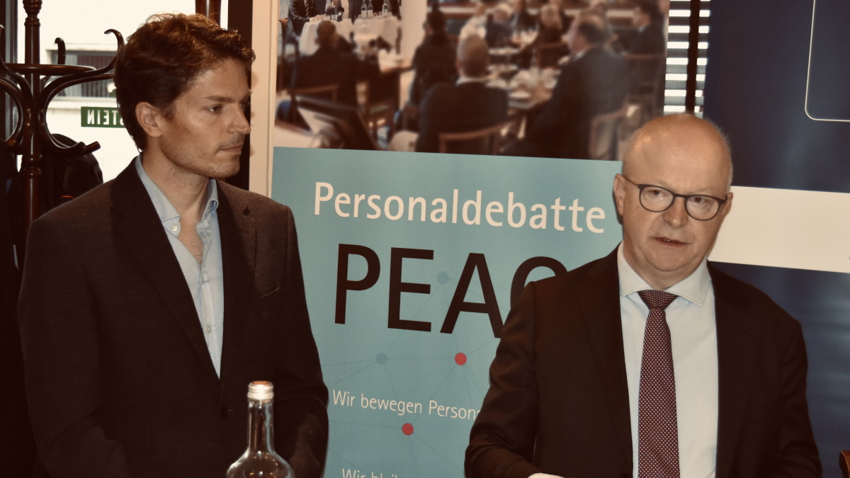 Prof. Dr. Enzo Weber (links), Leiter des Forschungsbereichs „Prognosen und gesamtwirtschaftliche Analysen“ am Institut für Arbeitsmarkt- und Berufsforschung (IAB), und Michael Theurer, Parlamentarischer Staatssekretär beim Bundesminister für Digitales und Verkehr.