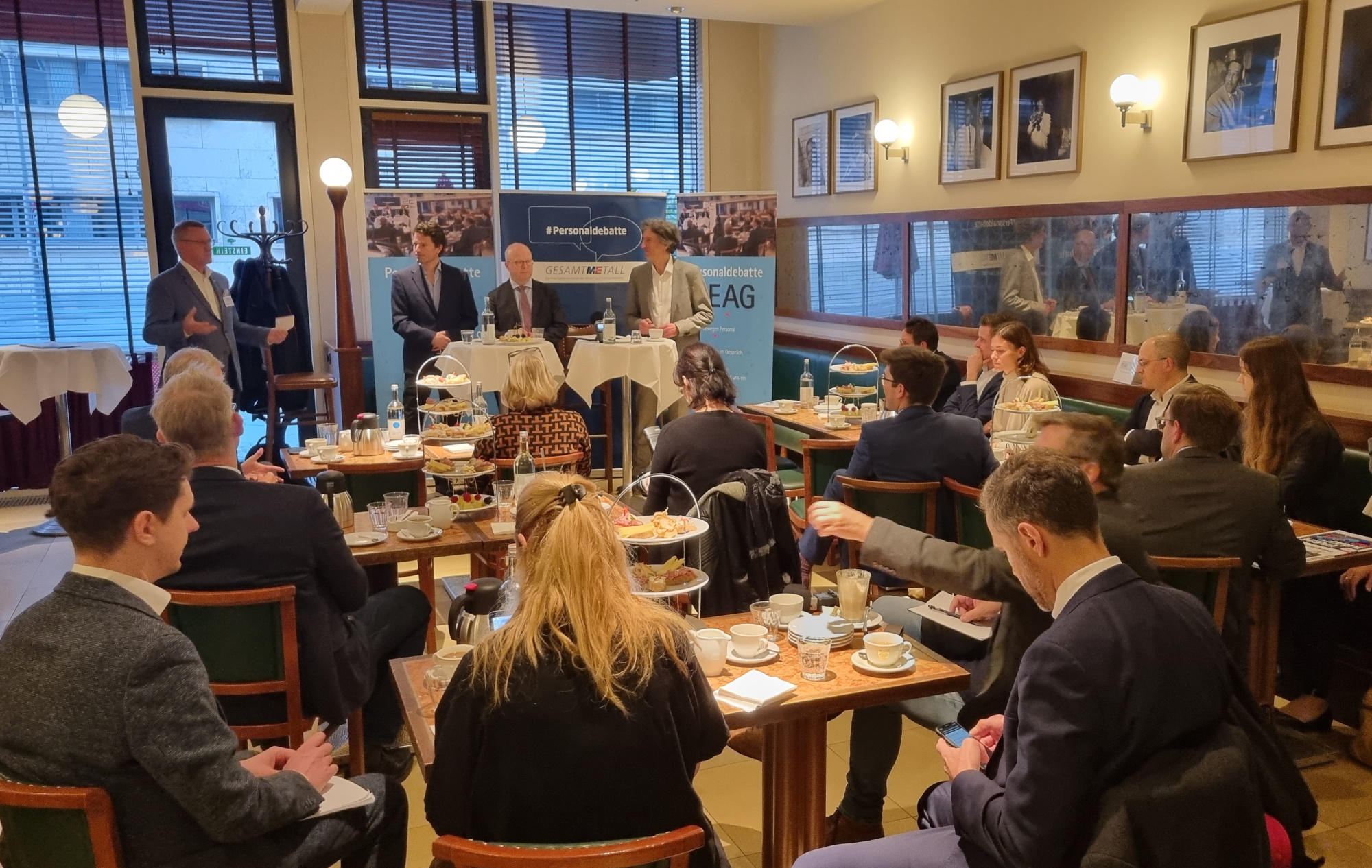 von links: Gerd Galonska, Sprecher der Geschäftsführung der PEAG Holding GmbH, Prof. Dr. Enzo Weber, Leiter des Forschungsbereichs „Prognosen und gesamtwirtschaftliche Analysen“ am Institut für Arbeitsmarkt- und Berufsforschung (IAB), Michael Theurer, Parlamentarischer Staatssekretär beim Bundesminister für Digitales und Verkehr, und Moderator Gerhard Schröder