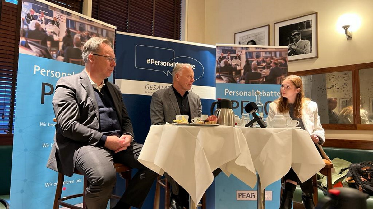 Holger Lösch, stellvertretender Hauptgeschäftsführer beim Bundesverband der Industrie (BDI), Jürgen Trittin, Mitglied der Bundestagsfraktion Bündnis90/Die Grünen und im Auswärtigen Ausschuss sowie Moderatorin Lisa Spanemann