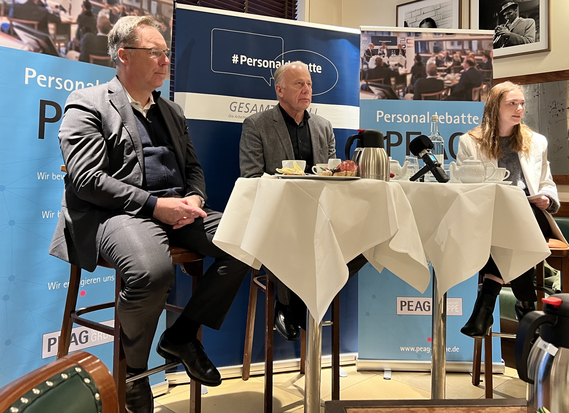 von links: Holger Lösch, stellvertretender Hauptgeschäftsführer beim Bundesverband der Industrie (BDI), Jürgen Trittin, MdB, Bündnis90/Die Grünen, Mitglied im Auswärtigen Ausschuss, und Moderatorin Lisa Splanemann