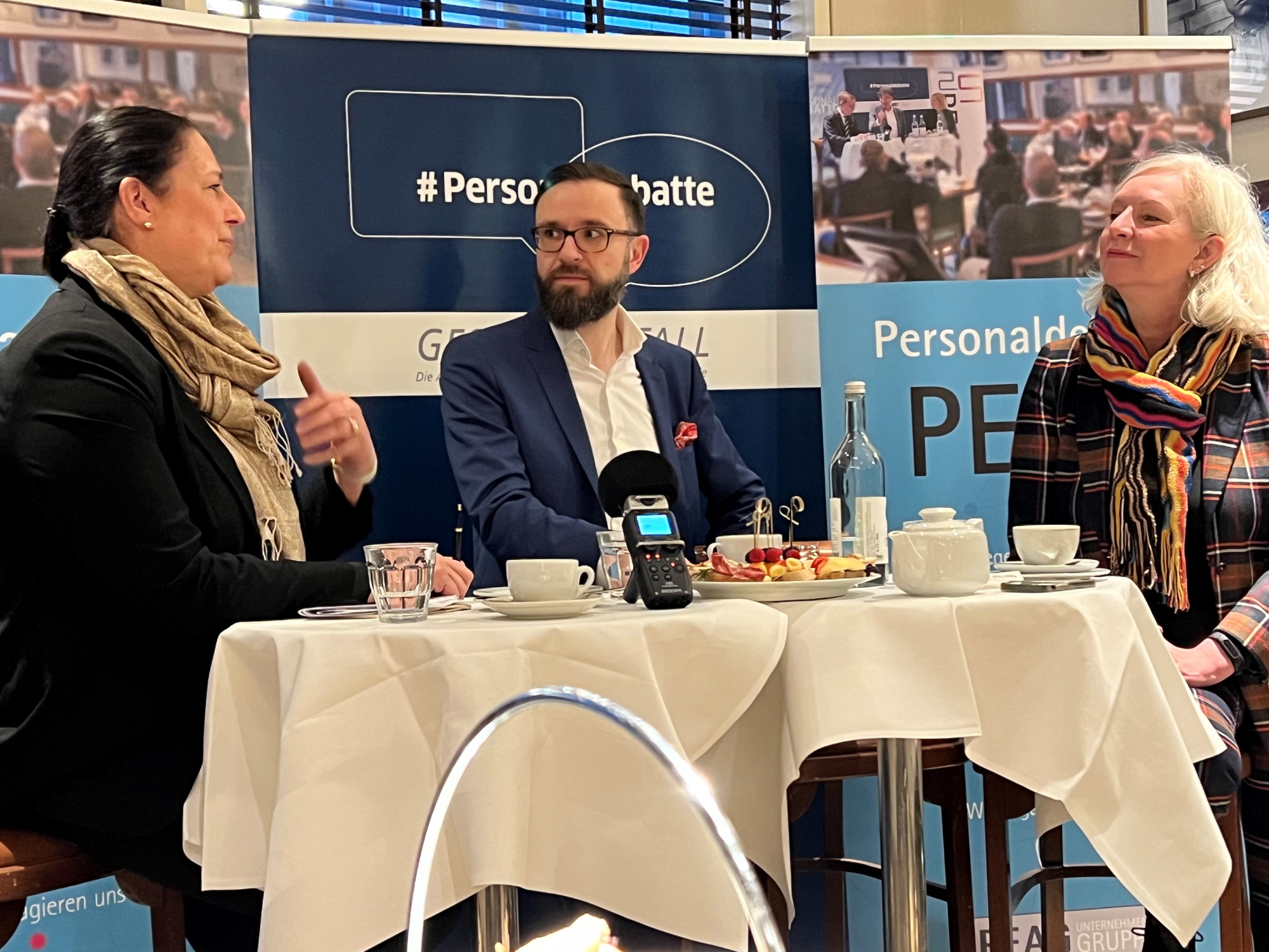 von links: Prof. Dr. Anja Reinalter, Mitglied der Bundestagsfraktion Bündnis 90/Die Grünen und im Ausschuss für Bildung, Forschung und Technikfolgenabschätzung, Nico Schönefeldt, Leiter des Bereichs Ausbildung bei der Deutschen Industrie- und Handelskammer (DIHK), und Moderatorin Ute Welty