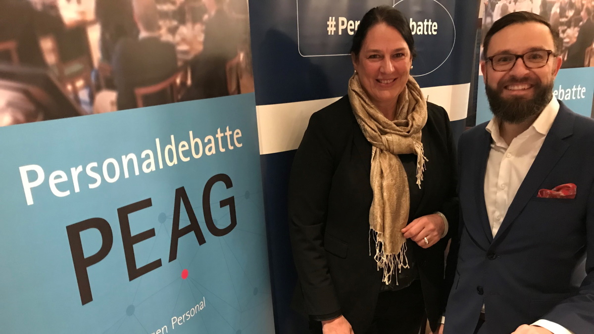 Prof. Dr. Anja Reinalter, Mitglied der Bundestagsfraktion Bündnis 90/Die Grünen und im Ausschuss für Bildung, Forschung und Technikfolgenabschätzung, sowie Nico Schönefeldt, Leiter des Bereichs Ausbildung bei der Deutschen Industrie- und Handelskammer (DIHK).