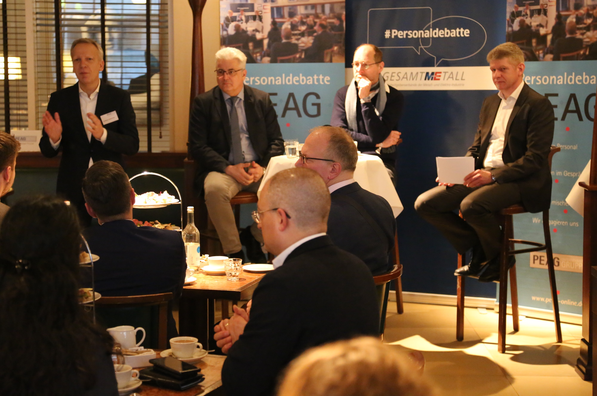 von links: Andreas Schmincke, Geschäftsführer der PEAG Holding GmbH, Axel Knoerig, für die CDU im Bundestag und stellvertretender Vorsitzender im Ausschuss für Arbeit und Soziales, Dr. Holger Kolb, Stellvertreter der Geschäftsführung des Sachverständigenrates für Integration und Migration, und Moderator Frank Specht 