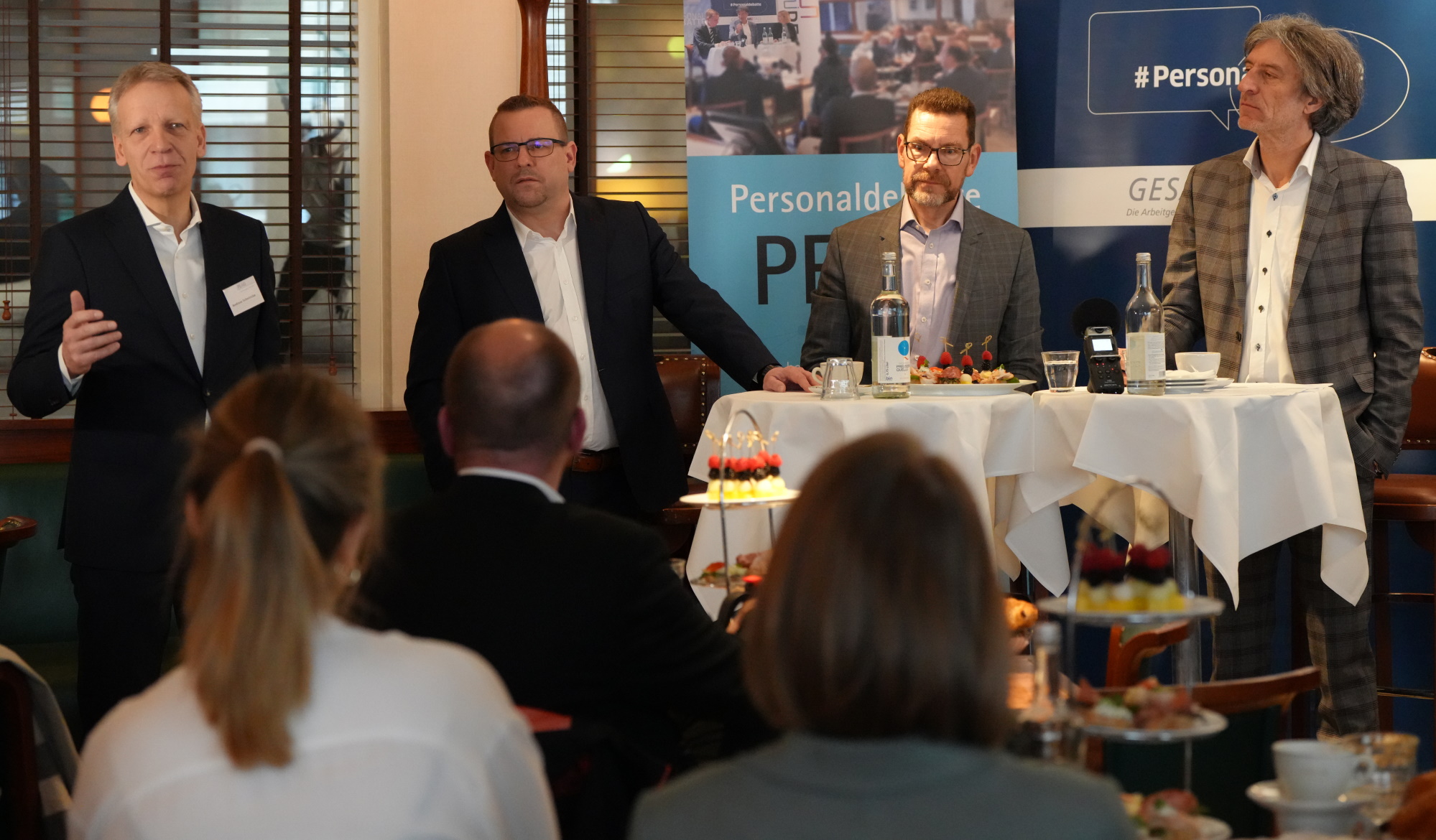 von links: Andreas Schmincke, Geschäftsführer der PEAG Holding GmbH, Jürgen Zierke, Geschäftsführer der BASF Services Europe GmbH in Berlin, Prof. Dr. Sascha Stowasser, Mitglied im Rat der Arbeitswelt und Direktor des Instituts für angewandte Arbeitswissenschaft, und Moderator Gerhard Schröder