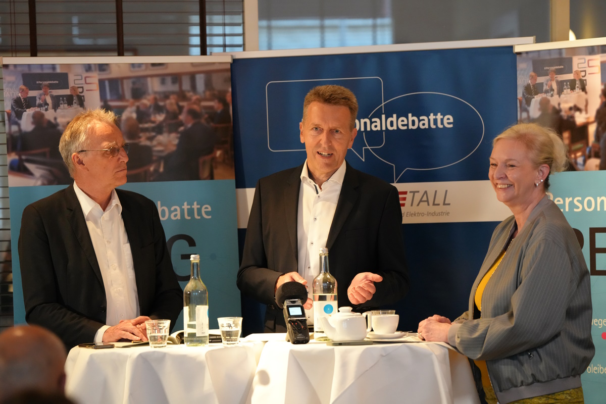 Stefan Wenzel (links), Parlamentarischer Staatssekretär beim Bundesminister für Wirtschaft und Klimaschutz, Bernd Grube, Personalchef der Antriebssparte der Robert Bosch GmbH, und Moderatorin Ute Welty