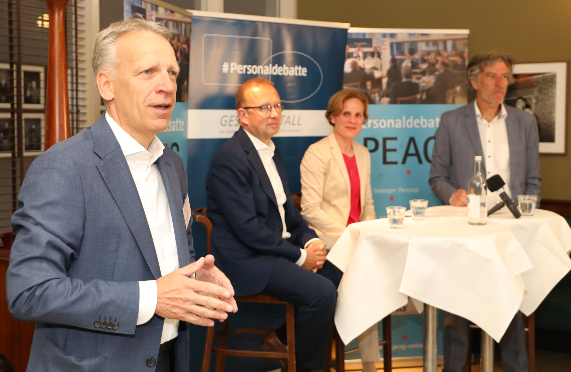 von links: Andreas Schmincke, Geschäftsführer der PEAG Holding GmbH, Carsten Rogge-Strang, Hauptgeschäftsführer beim Arbeitgeberverband des privaten Bankgewerbes, Dr. Katrin Krömer aus dem Vorstand der Bundesagentur für Arbeit, und Moderator Gerhard Schröder