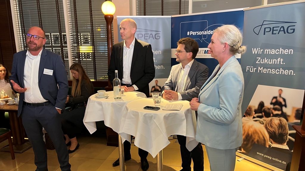 Von links: PEAG-Geschäftsführer Sven Kramer, Dr. Michael Niggemann, Mitglied des Vorstandes für Personal und Infrastruktur und Arbeitsdirektor bei der Deutschen Lufthansa, Thorben Albrecht, Funktionsbereichsleiter Grundsatzfragen und Gesellschaftspolitik beim Vorstand der IG Metall, und Moderatorin Ute Welty.