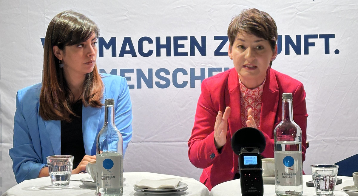 Jasmin Arbabian-Vogel (rechts), Präsidentin des Verbandes deutscher Unternehmerinnen (VdU) und Geschäftsführerin Interkultureller Sozialdienst GmbH, und Rasha Nasr, für die SPD im Deutschen Bundestag und dort Berichterstatterin im Ausschuss für Arbeit und Soziales.