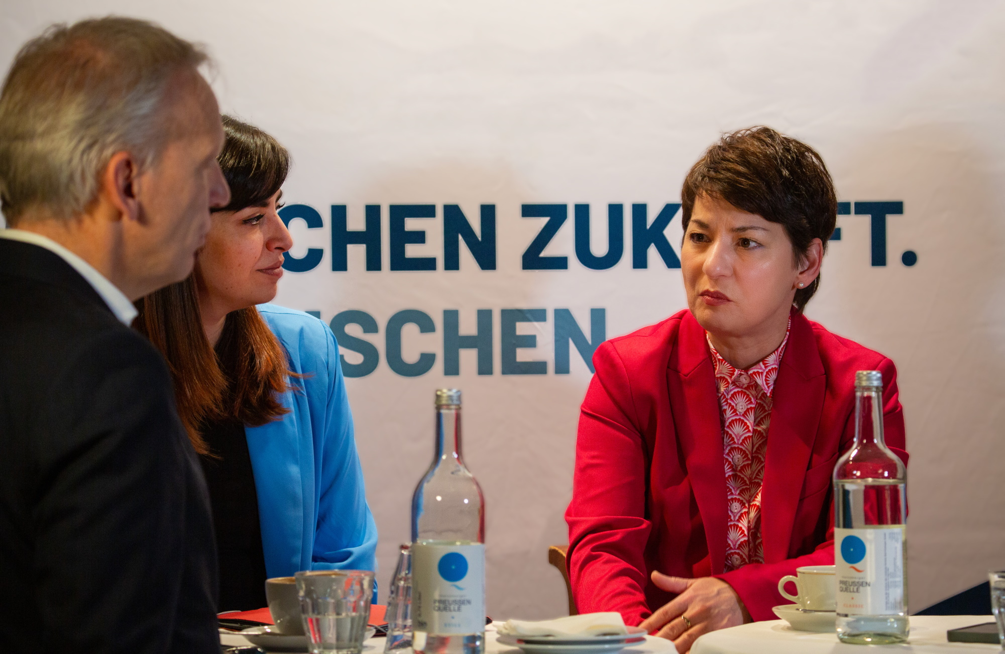 von links: Andreas Schmincke, Geschäftsführer der PEAG Holding GmbH, Rasha Nasr, für die SPD im Deutschen Bundestag und dort Berichterstatterin im Ausschuss für Arbeit und Soziales, und Jasmin Arbabian-Vogel, Präsidentin des Verbandes deutscher Unternehmerinnen (VdU) und Geschäftsführerin Interkultureller Sozialdienst GmbH