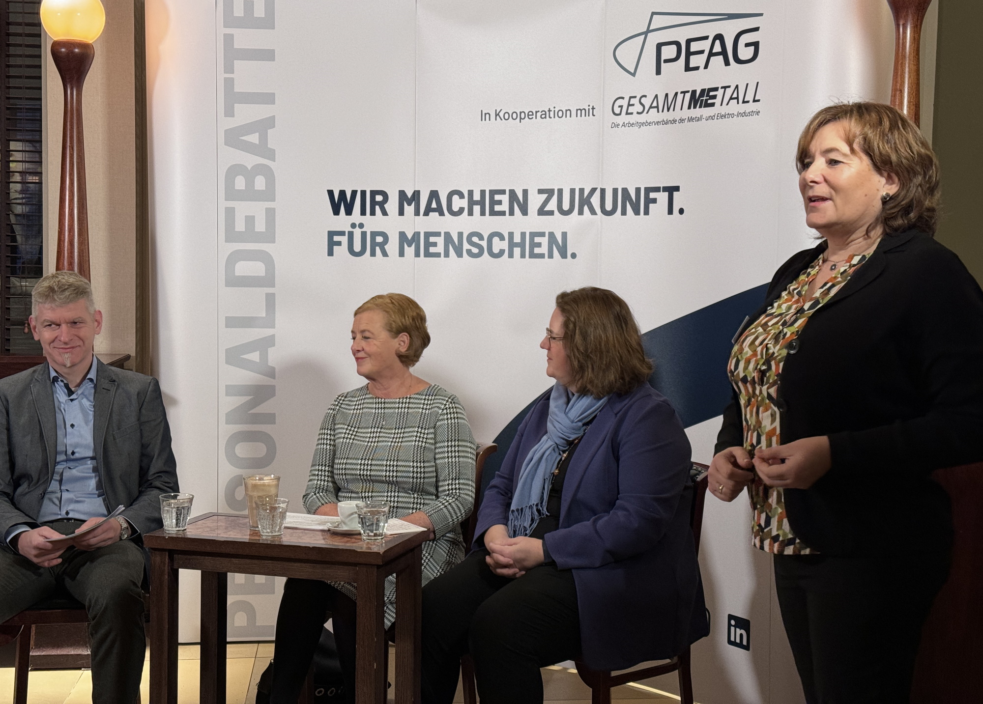 Von links: Moderator Frank Specht, Michaela Engelmeier, Vorstandsvorsitzende des Sozialverbandes Deutschland e.V., Kerstin Griese, Parlamentarische Staatssekretärin beim Bundesminister für Arbeit und Soziales, und Angelika Preiß, Geschäftsführerin der PEAG Transfer GmbH
