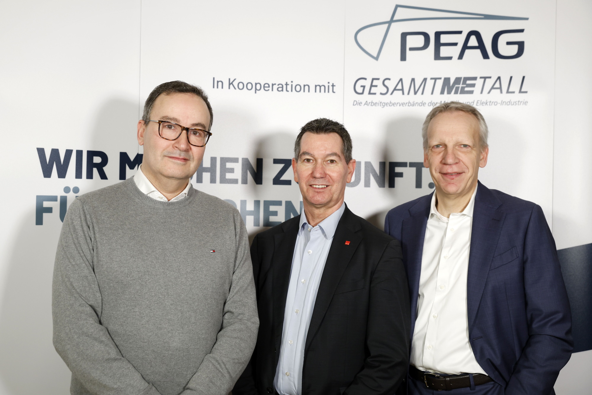 von links: Daniel Abbou, Geschäftsführer des KI Bundesverbandes, Christoph Schmitz, Mitglied im ver.di-Bundesvorstand und dort Leiter des Fachbereichs Finanzdienste, Kommunikation und Technologie, Kultur, Ver- und Entsorgung, Selbstständige, und Andreas Schmincke, Geschäftsführer der PEAG Holding GmbH