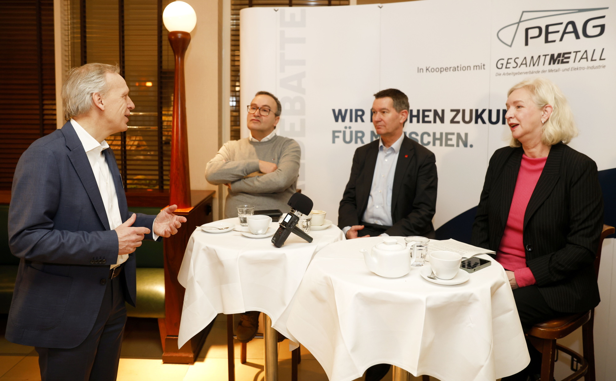 von links: Andreas Schmincke, Geschäftsführer der PEAG Holding GmbH, Daniel Abbou, Geschäftsführer des KI Bundesverbandes, Christoph Schmitz, Mitglied im ver.di-Bundesvorstand und dort Leiter des Fachbereichs Finanzdienste, Kommunikation und Technologie, Kultur, Ver- und Entsorgung, Selbstständige, und Moderatorin Ute Welty