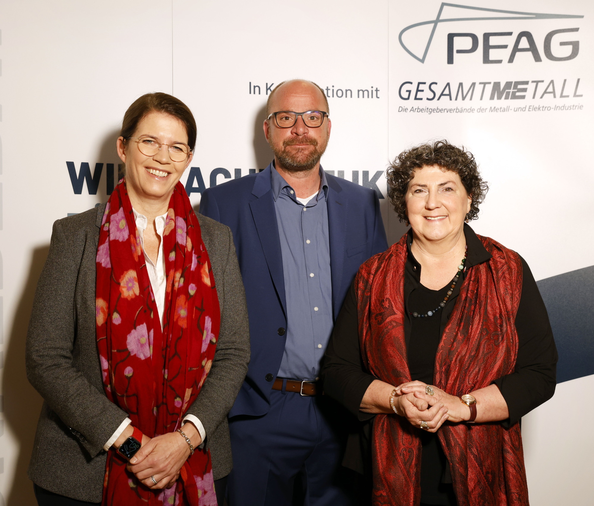 von links: Christina Ramb, Mitglied der Hauptgeschäftsführung der Bundesvereinigung der Deutschen Arbeitgeberverbände, Sven Kramer, Sprecher der Geschäftsführung der PEAG Holding GmbH, und Anja Piel, Mitglied des Geschäftsführenden Bundesvorstands des Deutschen Gewerkschaftsbundes 