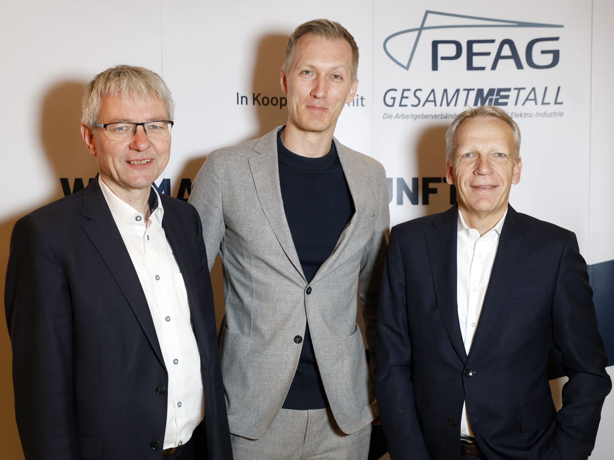 Von links: Dr. Achim Dercks, Stellvertretender Hauptgeschäftsführer der Deutschen Industrie- und Handelskammer DIHK, Daniel Terzenbach, Vorstand der Bundesagentur für Arbeit und Sonderbeauftragter der Bundesregierung für die Integration von Geflüchteten in den Arbeitsmarkt, und Andreas Schmincke, Geschäftsführer der PEAG Holding GmbH 