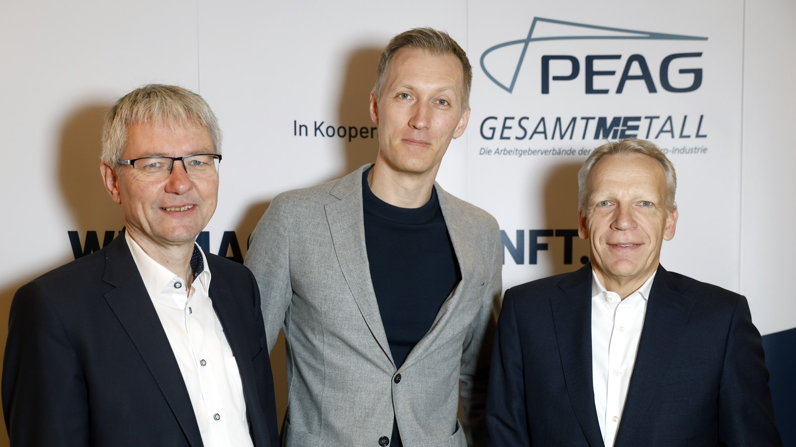 Von links: Dr. Achim Dercks, Stellvertretender Hauptgeschäftsführer der Deutschen Industrie- und Handelskammer DIHK, Daniel Terzenbach, Vorstand der Bundesagentur für Arbeit und Sonderbeauftragter der Bundesregierung für die Integration von Geflüchteten in den Arbeitsmarkt, und Andreas Schmincke, Geschäftsführer der PEAG Holding GmbH 