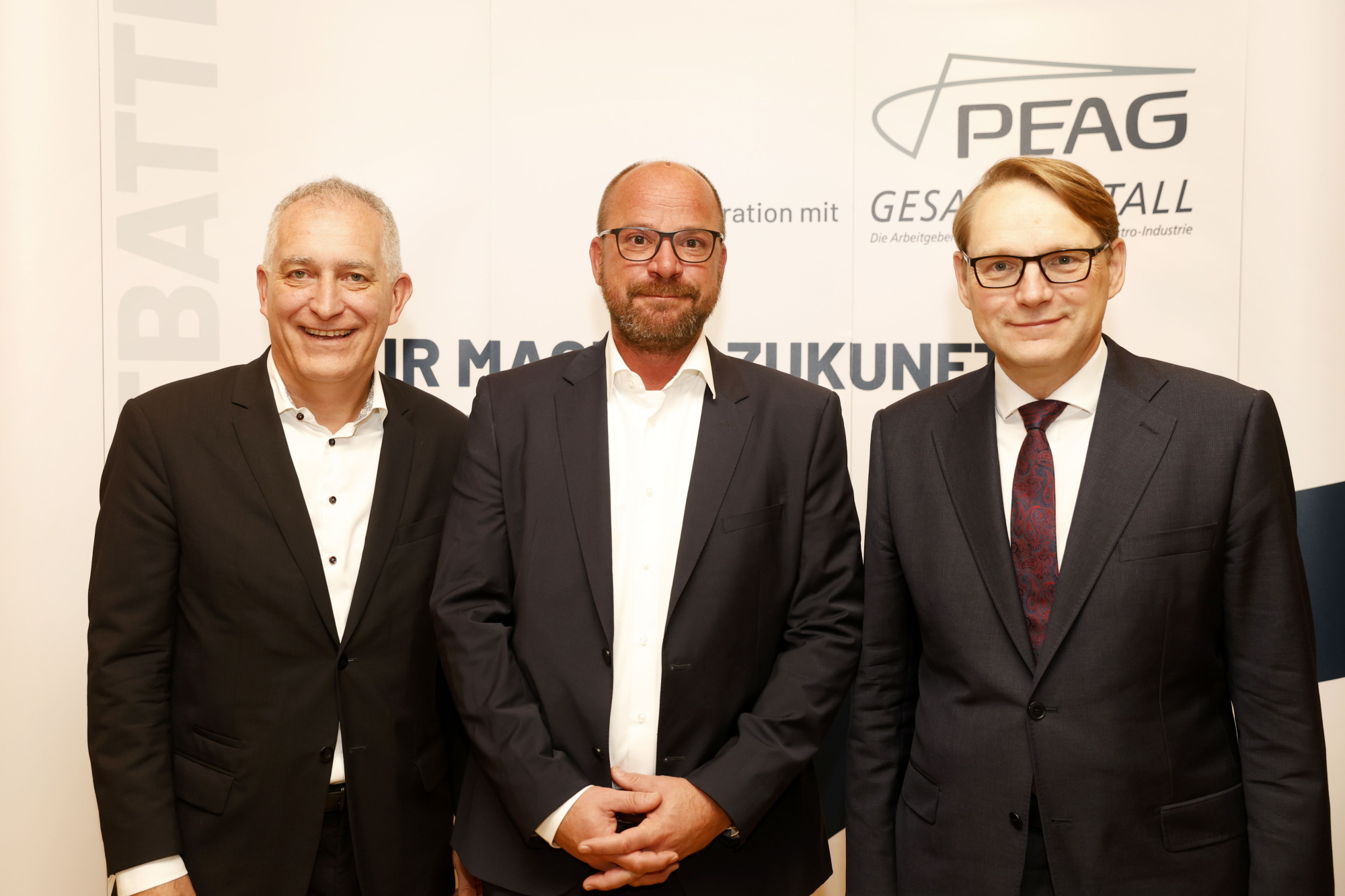 von links: Jürgen Kerner, Zweiter Vorsitzender der IG Metall, Sven Kramer, Sprecher der Geschäftsführung der PEAG Holding GmbH, und Oliver Zander, Hauptgeschäftsführer des Arbeitgeberverbandes Gesamtmetall