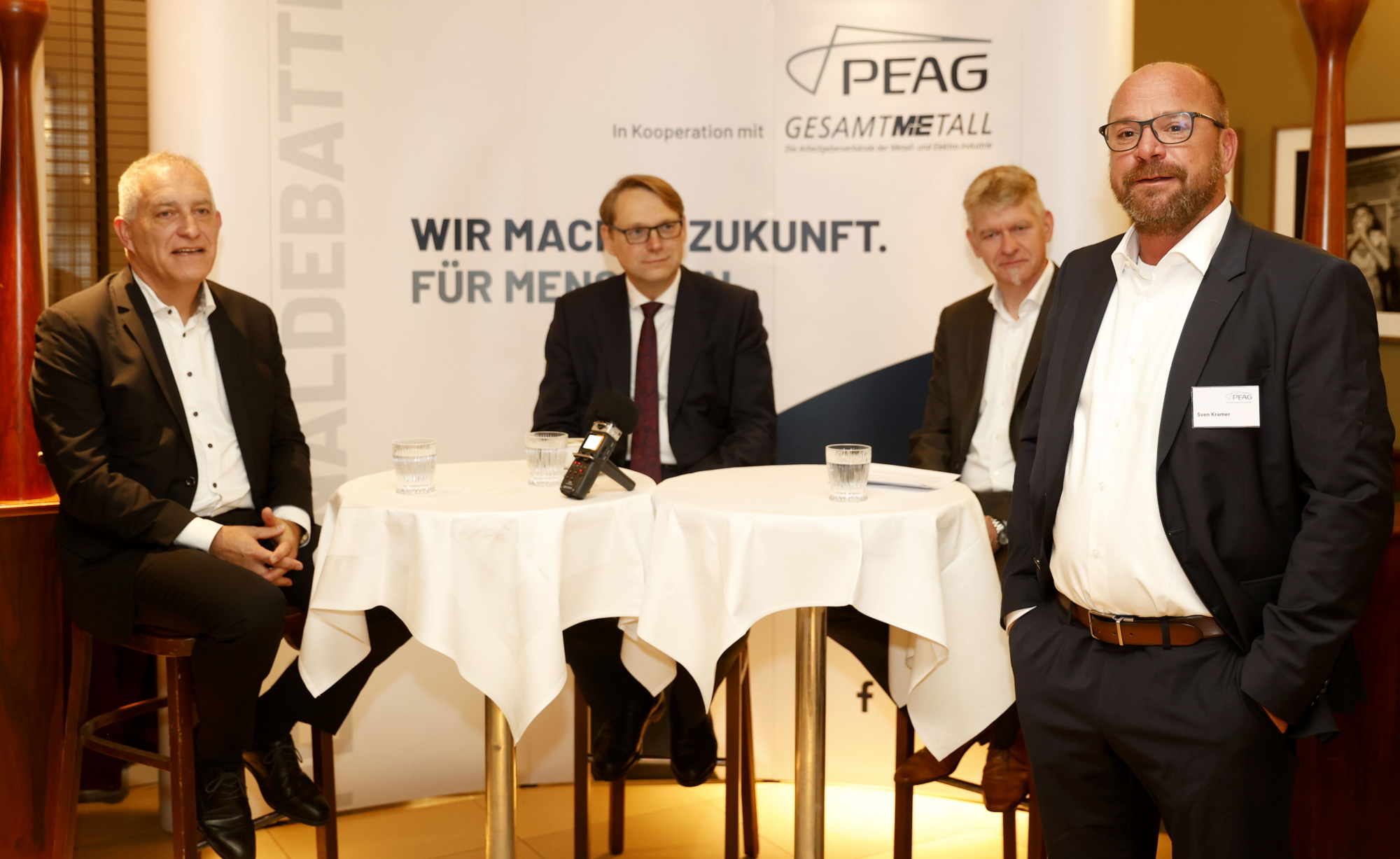 von links: Jürgen Kerner, Zweiter Vorsitzender der IG Metall, Oliver Zander, Hauptgeschäftsführer des Arbeitgeberverbandes Gesamtmetall, Moderator Frank Specht und Sven Kramer, Sprecher der Geschäftsführung der PEAG Holding GmbH
